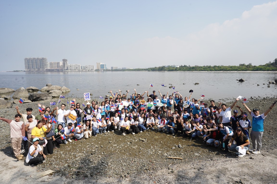 Australia Awards alumni come together for coastal cleanup Image Australia Awards alumni come together for coastal cleanup Image